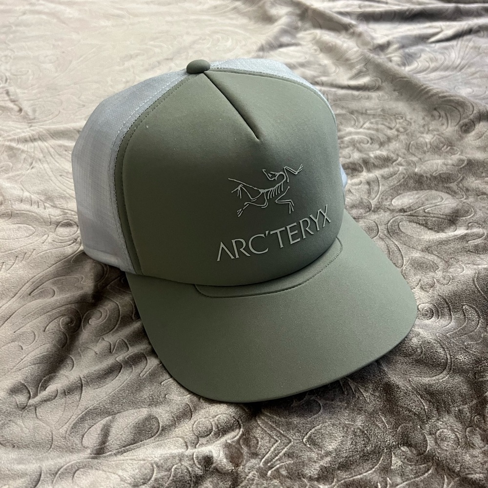 Arcteryx Logo Trucker Flat Cap Forage One Size